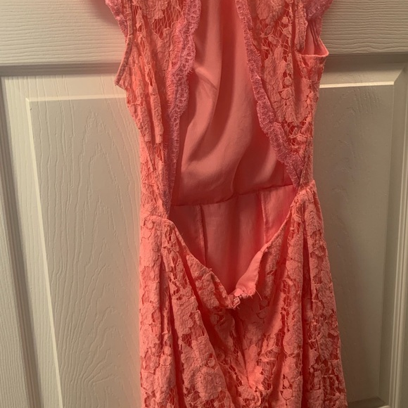 Lace mini dress with open back - Picture 3 of 5